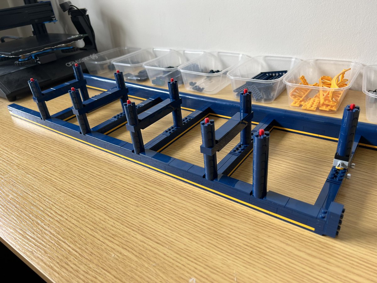 A lego structure that looks like a ladder where each of the rungs has another smaller ladder attached perpendicular to it.